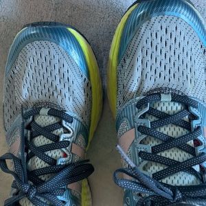 New Balance size 9.5 tennis shoe fresh foam